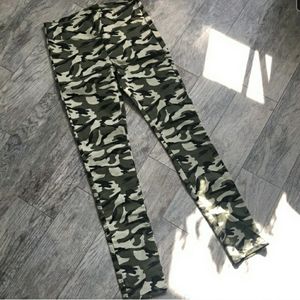 Vero Moda High Waisted Camo Jeans Size M/L